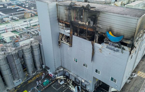 4일 경기도 시흥시 정왕동 SPC삼립 시화공장 화재 현장에서 경찰과 소방 관계자들이 합동감식을 위해 이동하고 있다. [사진=연합뉴스] (포인트경제)