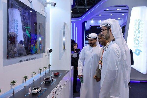 지난달 아랍에미리트(UAE) 두바이에서 열린 보안 전시회 ‘인터섹(Intersec) 2026’에서 한화비전 영상보안 솔루션을 살펴보고 있는 관람객 모습. /한화비전 제공