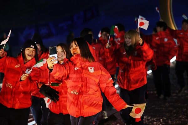 '갤럭시Z 플립7 올림픽 에디션'으로 2026 밀라노&nbsp;코르티나 동계올림픽 개막식 현장의 분위기를&nbsp;만끽하고 있는 선수들 /삼성전자 제공