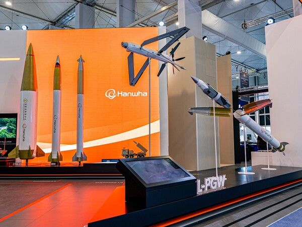 사우디아라비아 리야드에서 열린 WDS 2026 한화 부스에서 한화에어로스페이스가 최초로 공개한 ‘배회형 정밀유도무기(L-PGW)’ 목업 /한화 제공