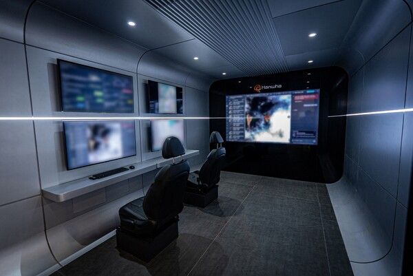 사진4_사우디아라비아 리야드에서 열린 WDS 2026 한화 부스에서 선보인 한화시스템의 ‘AI 위성영상분석 솔루션이 탑재된 이동형 지상국’ /한화 제공