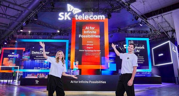 SK텔레콤이 오는 2일(현지시각) 스페인 바르셀로나에서 개막하는 MWC26에서 AI 인프라·모델·서비스 전반을 아우르는 ‘풀스택(Full-Stack) AI’ 경쟁력을 선보인다. 사진은 SKT 전시관에서 포즈를 취하고 있는 모델의 모습. /SKT 제공