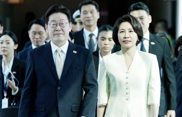 싱가포르를 국빈 방문한 이재명 대통령과 김혜경 여사가 1일(현지 시간) 창이 국제공항에 도착해 이동하고 있다. /사진=뉴시스