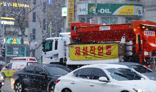 지난달&nbsp;24일 대구에 대설주의보가 발효된 가운데 달구벌대로에 대구시 제설차가 투입돼 제설 작업을 하고 있다. /사진=연합뉴스