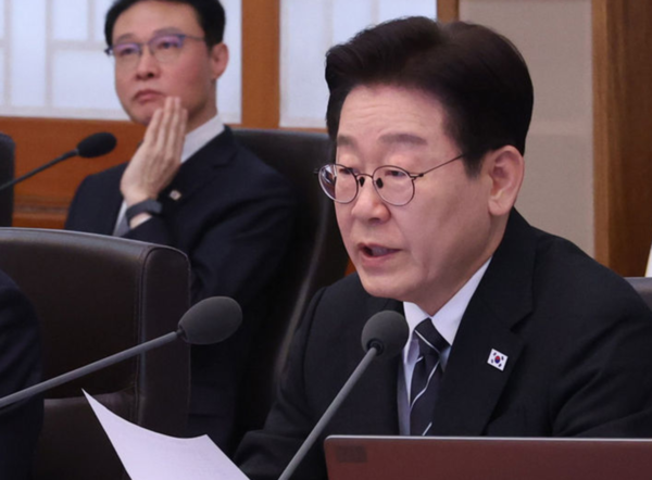 이재명 대통령이 10일 청와대에서 열린 국무회의에서 발언하고 있다. 왼쪽은 이규연 홍보소통수석. /사진=뉴시스