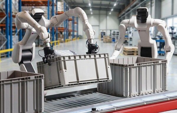 LG CNS가 덱스메이트 휴머노이드 로봇을 산업현장에 투입하기 위해 트레이닝 시키는 모습. (AI 이미지) [사진=LG CNS] (포인트경제)