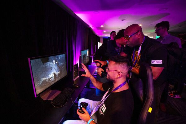 관람객들이 삼성전자 행사장에서 오디세이 3D(G90XF)로 3D 게임을 체험하고 있다. /삼성전자 제공