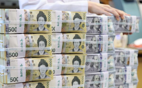 서울 중구 하나은행 위변조대응센터에서 직원이 달러화와 원화를 정리하고 있다. /사진=뉴시스