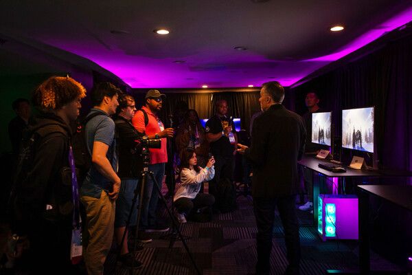 관람객들이 삼성전자 행사장에서 'HDR10+ GAMING'에 대한 설명을 듣고 있다. /삼성전자 제공