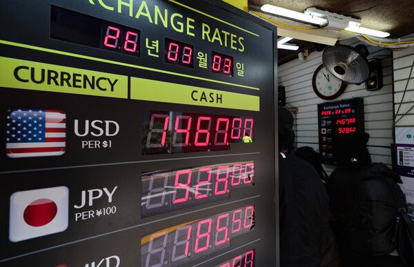 중동 정세 악화로 원·달러 환율이 상승하고 있는 9일 서울 중구 명동의 환전소에서 달러 등 외화 거래가가 표시돼 있다. /사진=뉴시스