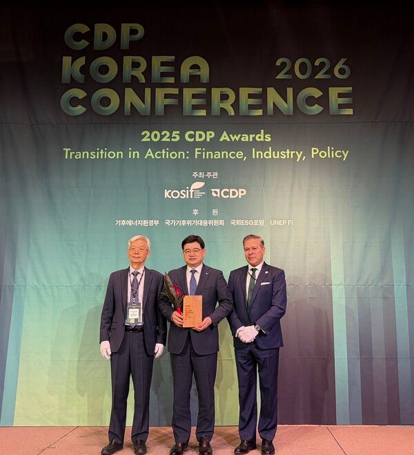 iM금융지주 ESG전략경영연구소 이창영 전무(사진 가운데)가 ‘CDP Korea Awards’에서 CDP 관계자들과 기념 촬영을 하고 있다.