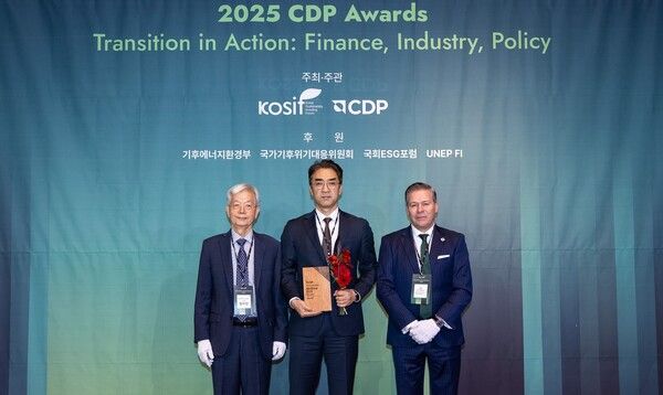 10일 여의도 글래드 호텔에서 열린 ‘CDP Korea Awards’에서 배수민 KT&G 지속경영본부장(가운데), 장지인 CDP 한국위원회 위원장(왼쪽), 호세 오르도네스 CDP Global APAC 총괄대표(오른쪽)가 기념촬영을 하고 있다. /사진제공=KT&G