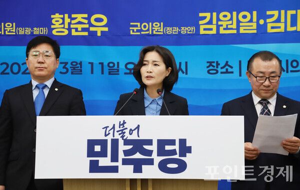 더불어민주당 기장군 출마예정자들이 11일 오전 11시 부산시의회 브리핑룸에서 합동 기자회견을 열고 조직 결집과 정권 협력을 전면에 내세운 가운데 우성빈 기장군수 출마 예정자가 발언을 하고 있다. (사진=윤선영) ⓒ포인트경제