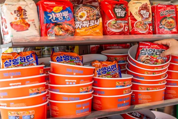 한강공원 야외수영장 푸드존에 진열된 삼양라면