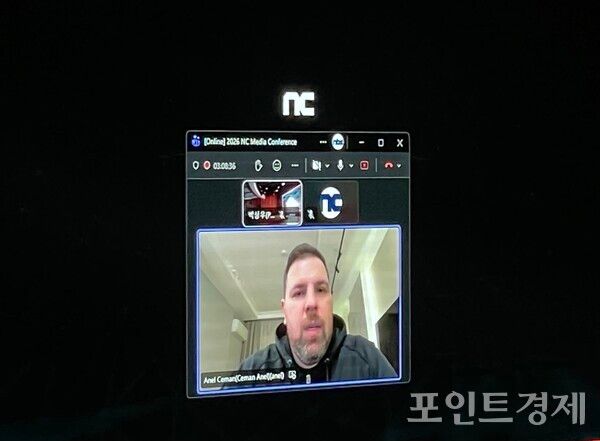 아넬 체만 엔씨소프트 모바일 캐주얼 센터장이 12일 경기 성남시 판교R&D센터에서 열린 경영 전략 간담회에서 발표하고 있다. (포인트경제)