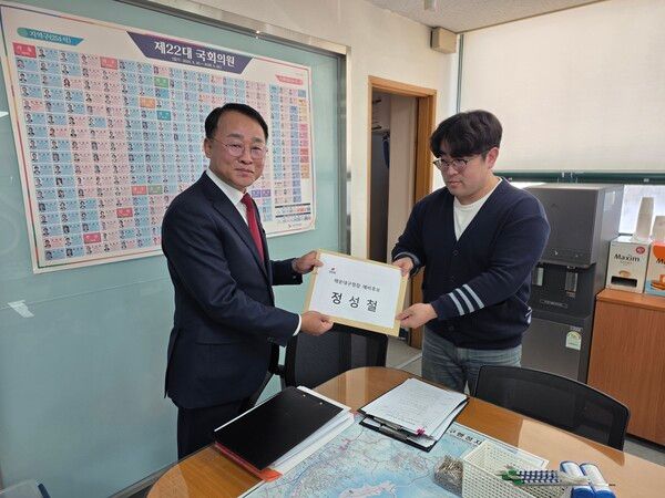 국민의힘 정성철 전 주진우 국회의원(해운대갑) 정책보좌관이 13일 해운대구선거관리위원회에서 예비후보 등록을 위해 서류를 접수하고 있다. /정성철 캠프