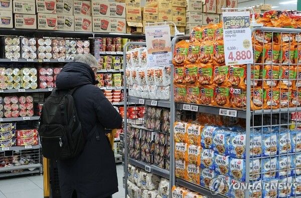 서울 시내 대형마트에 라면 판매대 모습 /사진=연합뉴스