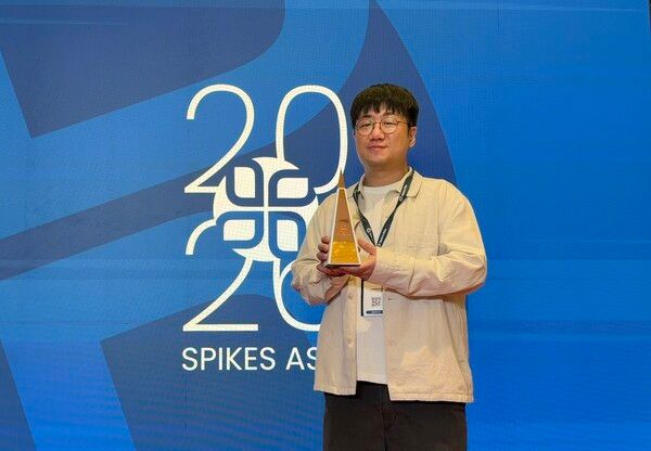 지난 12일 싱가포르에서 열린 '2026 스파이크스 아시아' 시상식에서 서준석 G마켓 브랜드마케팅팀 피플리더가 기념사진을 촬영하고 있다. /G마켓 제공