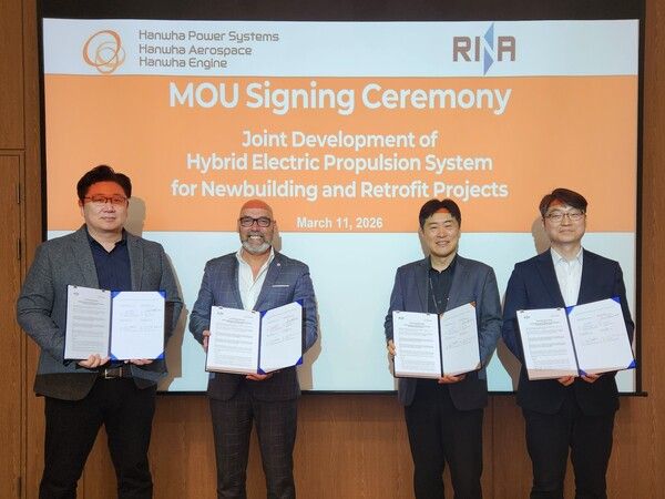 (좌측부터)한화에어로스페이스 윤진성 MDS 사업단장 , RINA&nbsp; Simone Manca&nbsp; North Asia Marine Vice President, 한화파워시스템&nbsp; 김형석&nbsp; 선박솔루션사업부장한화엔진 김은철 설계 담당 /한화 제공