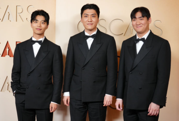 케이팝 데몬 헌터스 (케데헌) 주제가 '골든'의 작곡팀 아이디오(IDO)의 이유한(왼쪽부터), 곽중규(Zhun), 남희동이 15일(현지 시간) 미 캘리포니아주 로스앤젤레스 돌비 극장에서 열린 제98회 아카데미 시상식에 도착해 포토타임을 갖고 있다. /사진=뉴시스