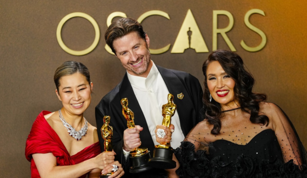 15일(현지시간) 미국 로스엔젤레스(LA) 돌비극장에서 열린 제98회 아카데미 시상식에서 매기 강(왼쪽부터) 감독과 공동 연출자 크리스 아펠한스, 제작자 미셸 웡이 수상 후 포즈를 취하고 있다. /사진=연합뉴스