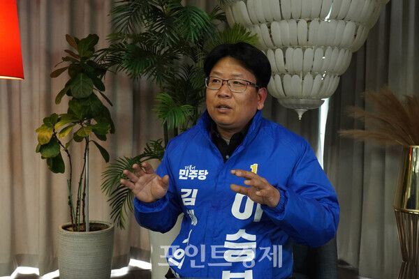 이승복 김해시의원 예비후보가 책임 있는 정치로 ‘실패 없는 정착’을 이루겠다고 말하고 있다.(사진=정대영 기자)[포인트경제]