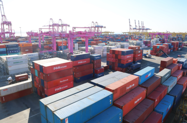 수출입 컨테이너 쌓인 인천신항 / 사진=연합뉴스 (포인트경제)