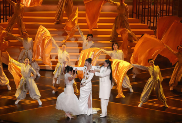 케이팝 데몬 헌터스(케데헌) 속 걸그룹 '헌트릭스'의 레이 아미(왼쪽부터), 이재(EJAE), 오드리 누나가 15일(현지 시간) 미 캘리포니아주 로스앤젤레스 돌비 극장에서 열린 제98회 아카데미 시상식에서 케데헌 주제가 '골든' 공연을 펼치고 있다. /사진=뉴시스