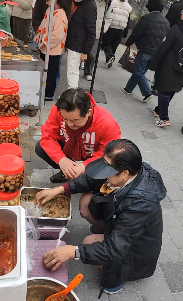 이칠구 국민의힘 포항시장 예비후보가 16일 전통시장에서 상인들과 소통을 하고 있다. 사진=이칠구 국민의힘 포항시장 예비후보(포인트경제)