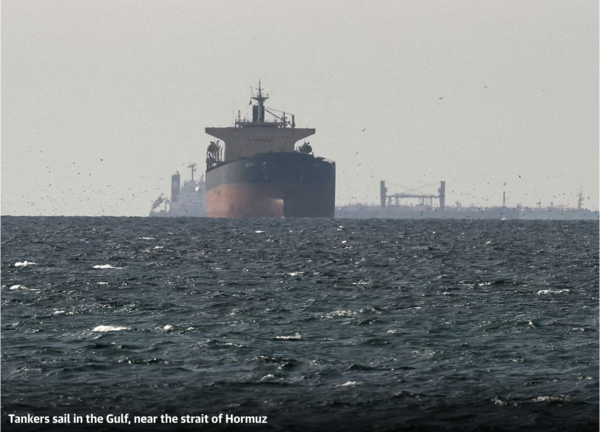 유조선들이 호르무브 해협 근처의 만에서 항해하고 있다. /가디언지 갈무리