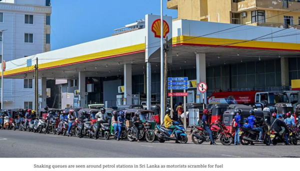 스리랑카의 주유소 주변에 연료를 구하려는 운전자들로 인해 길게 줄이 늘어서 있는 모습 /BBC 갈무리