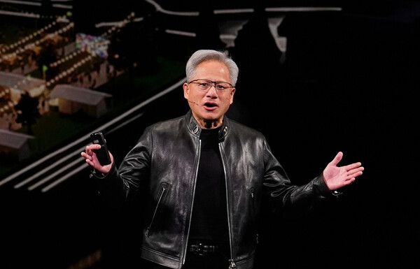 젠슨 황 엔비디아 최고경영자(CEO)가 미국 캘리포니아주 새너제이의 SAP센터에서 연례 개발자회의 'GTC 2026'의 기조연설을 하고 있다 / 사진=AP연합뉴스 (포인트경제)