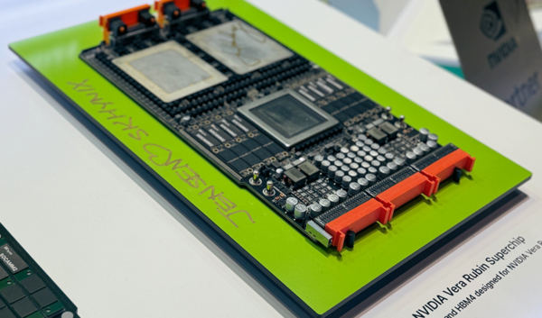 GTC 2026 SK하이닉스 부스에 전시된 엔비디아 차세대 AI 가속기 ‘베라 루빈’. 엔비디아 젠슨 황 CEO가 “JENSEN ♡ SK HYNIX” 사인을 남겼다. /SK하이닉스 제공