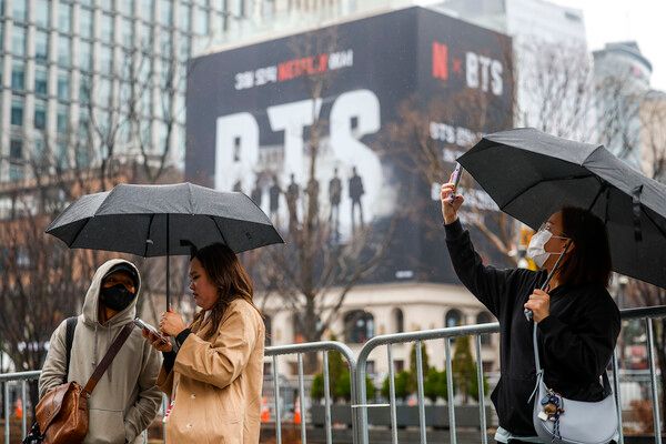 방탄소년단(BTS)의 서울 광화문광장 컴백 공연을 앞둔 18일 서울 종로구 광화문광장을 찾은 외국인 팬들이 BTS 랩핑 앞에서 사진을 찍고 있다. /사진=뉴시스