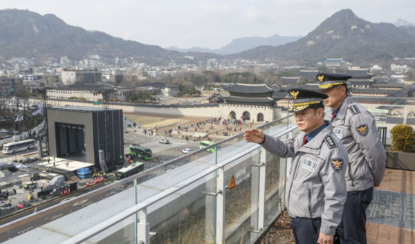 박정보 서울경찰청장이 18일 서울 종로구 대한민국역사박물관을 찾아 광화문광장에 준비 중인 방탄소년단(BTS)의 컴백 공연 무대 설치현장을 살펴보고 있다. /사진=뉴시스