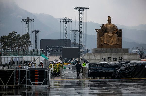 방탄소년단(BTS)의 서울 광화문광장 컴백 공연을 앞둔 18일 서울 종로구 광화문광장에 무대 준비가 진행되고 있다. /사진=뉴시스