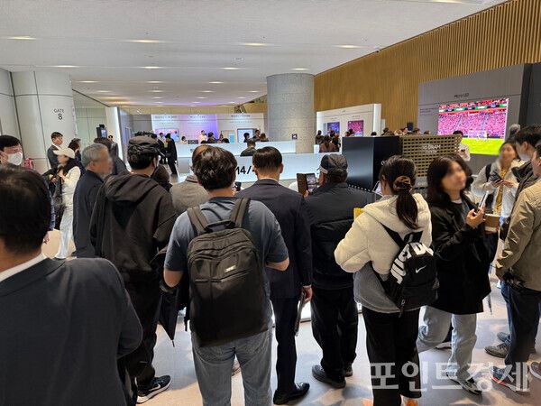 제 57기 삼성전자 정기 주주총회에 참가한 주주들이 전시된 제품들을 보고 있다.