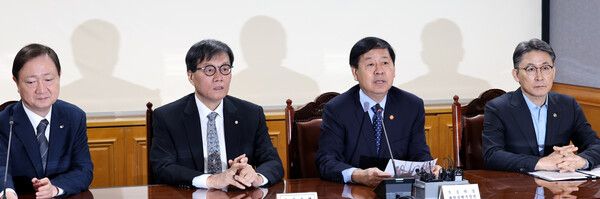 구윤철 경제부총리가 19일 오전 서울 중구 은행회관에서 열린 확대거시경제금융회의에서 모두발언을 하고 있다. 왼쪽부터 이찬진 금융감독원장, 이창용 한국은행 총재, 구윤철 경제부총리, 권대영 금융위원회 부위원장. /사진=뉴시스