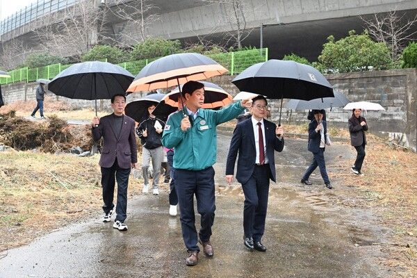 김재운 부산시의회 건설교통위원장(가운데)이 지난 18일 부산진구 전포동 ‘광무공원 조성사업’ 현장을 둘러보고 있다. /부산시의회
