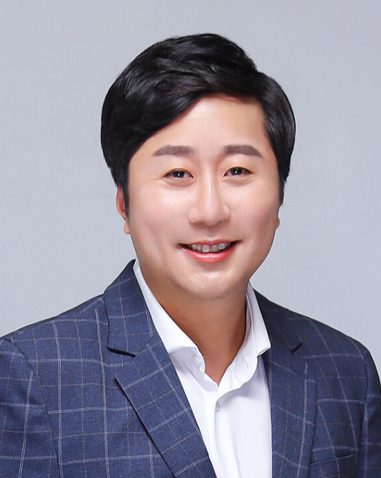 국민의힘 윤정섭 전 부산교육청 언론정책 비서관이 지난 18일 부산 동구의원 나선거구(범일1·2·5동, 좌천동, 수정5동) 예비후보 등록을 진행했다. /윤정섭 캠프