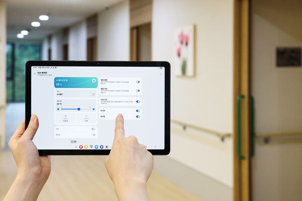 KB골든라이프 은평빌리지에서 삼성전자 '스마트싱스 프로'를 통해 시스템에어컨을 원격으로 제어하는 모습
