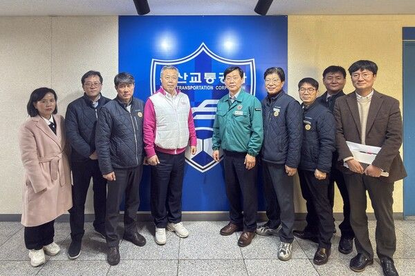 부산시의회 건설교통위원회가 지난 18일 부산진구 전포동 ‘광무공원 조성사업’과 양산시 호포차량사업소 내 ‘호포축구장 조성사업’ 현장을 점검한 가운데 김재운 위원장(왼쪽 다섯 번째)과 박진수 부위원장(왼쪽 네 번째)이 관계자들과 기념촬영을 하고 있다. /부산시의회