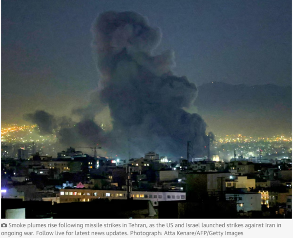 미국과 이스라엘이 이란과의 전쟁 중 미사일 공격을 감행하면서 테헤란에서 연기가 치솟고 있다. /가디언지 갈무리