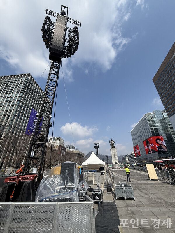 오는 21일 열릴 방탄소년단(BTS) 컴백 공연이 준비 중인 광화문 일대에 사람들로 붐비고 있는 모습 ⓒ포인트경제