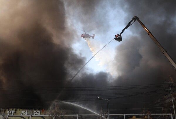 20일 오후 1시17분께 대전광역시 대덕구 문평동의 자동차 부품공장에서 화재가 발생해 소방헬기가 화재 진압을 하고 있다. /사진=뉴시스