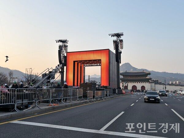 BTS 공연을 하루 앞둔 20일 오후 6시 6분께 공연장의 붉은 조명이 켜진 모습&nbsp;ⓒ포인트경제