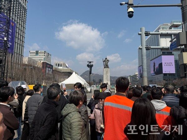 오는 21일 열릴 방탄소년단(BTS) 컴백 공연이 준비 중인 광화문 일대에 사람들로 붐비고 있는 모습 ⓒ포인트경제