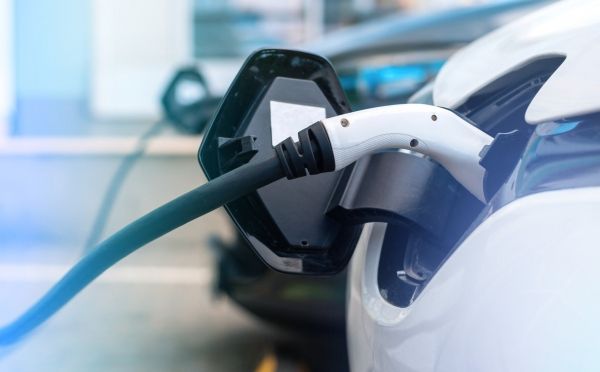 전기차 충전기 연결 /사진=프리픽