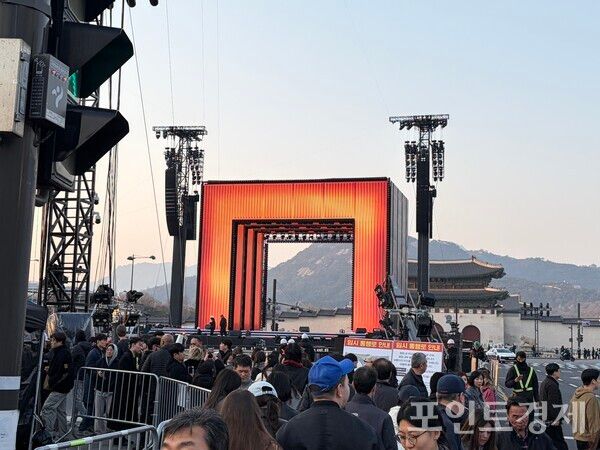 BTS 공연을 하루 앞둔 20일 오후 6시 6분께 공연장 주변에 많은 사람들로 붐비고 있다.&nbsp;ⓒ포인트경제