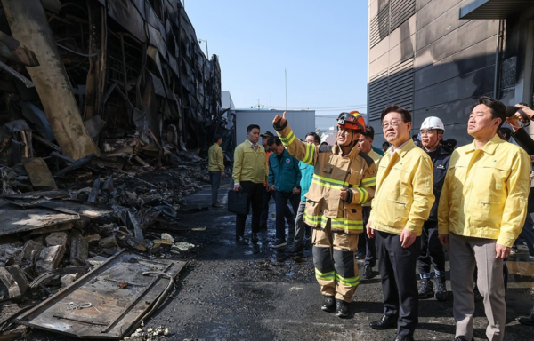 21일 이재명 대통령이 자동차부품공장 대형&nbsp;화재&nbsp;현장 점검을 하고 있는 모습 /사진=연합뉴스